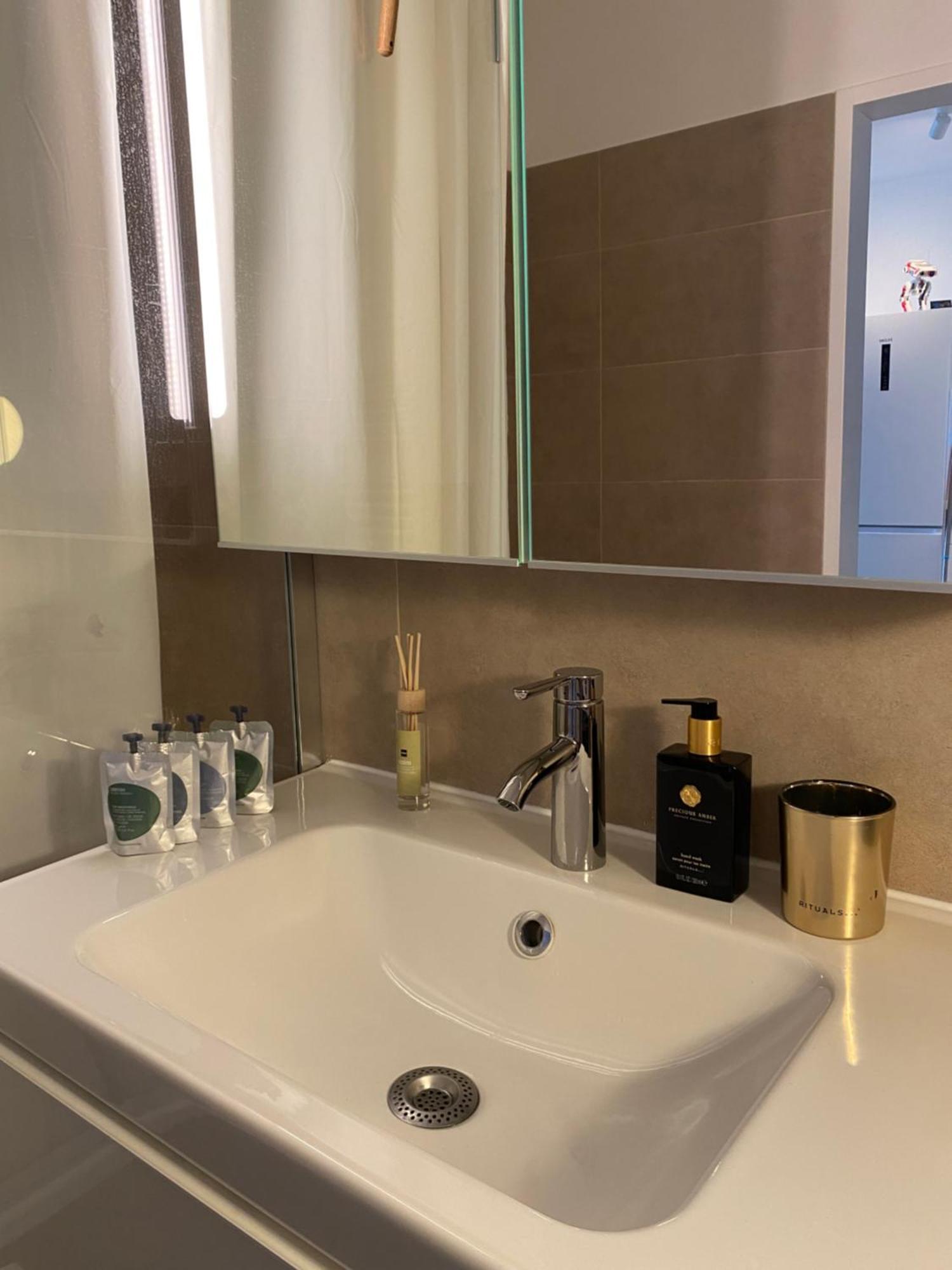 Central Comfort Cozy One-bedroom With City Views * Wien