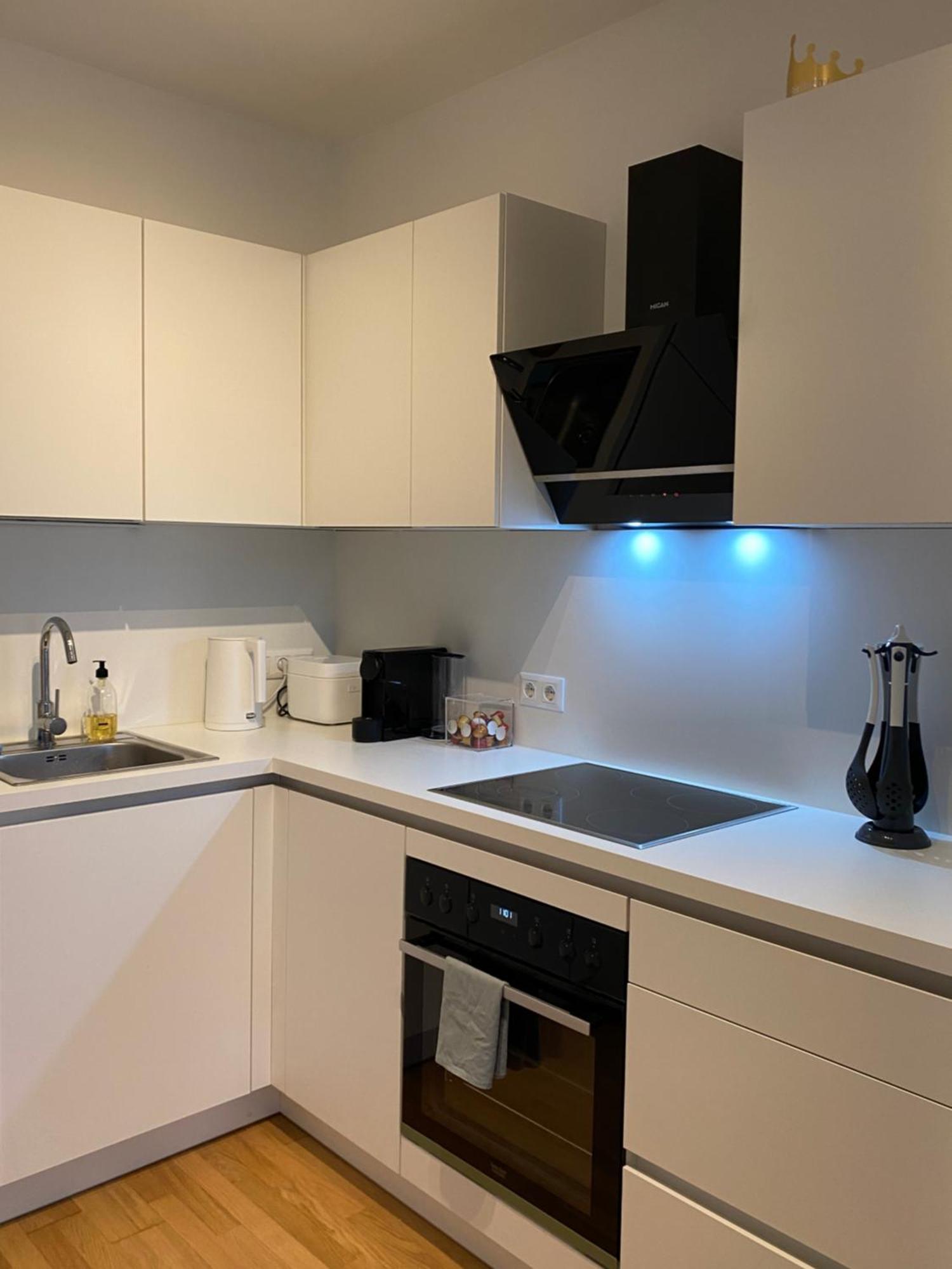 Central Comfort Cozy One-bedroom With City Views Apartment *