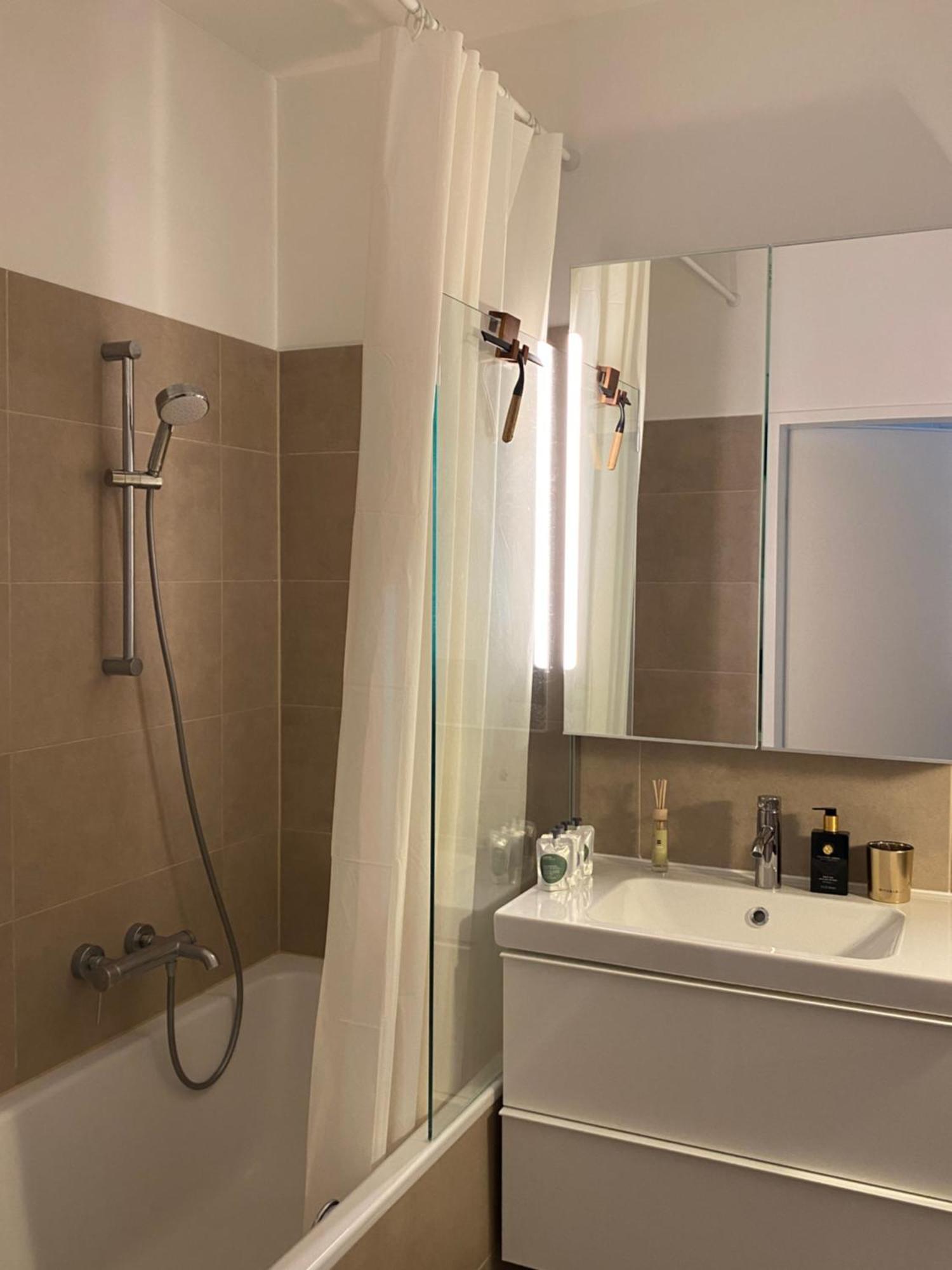 Central Comfort Cozy One-bedroom With City Views Apartment